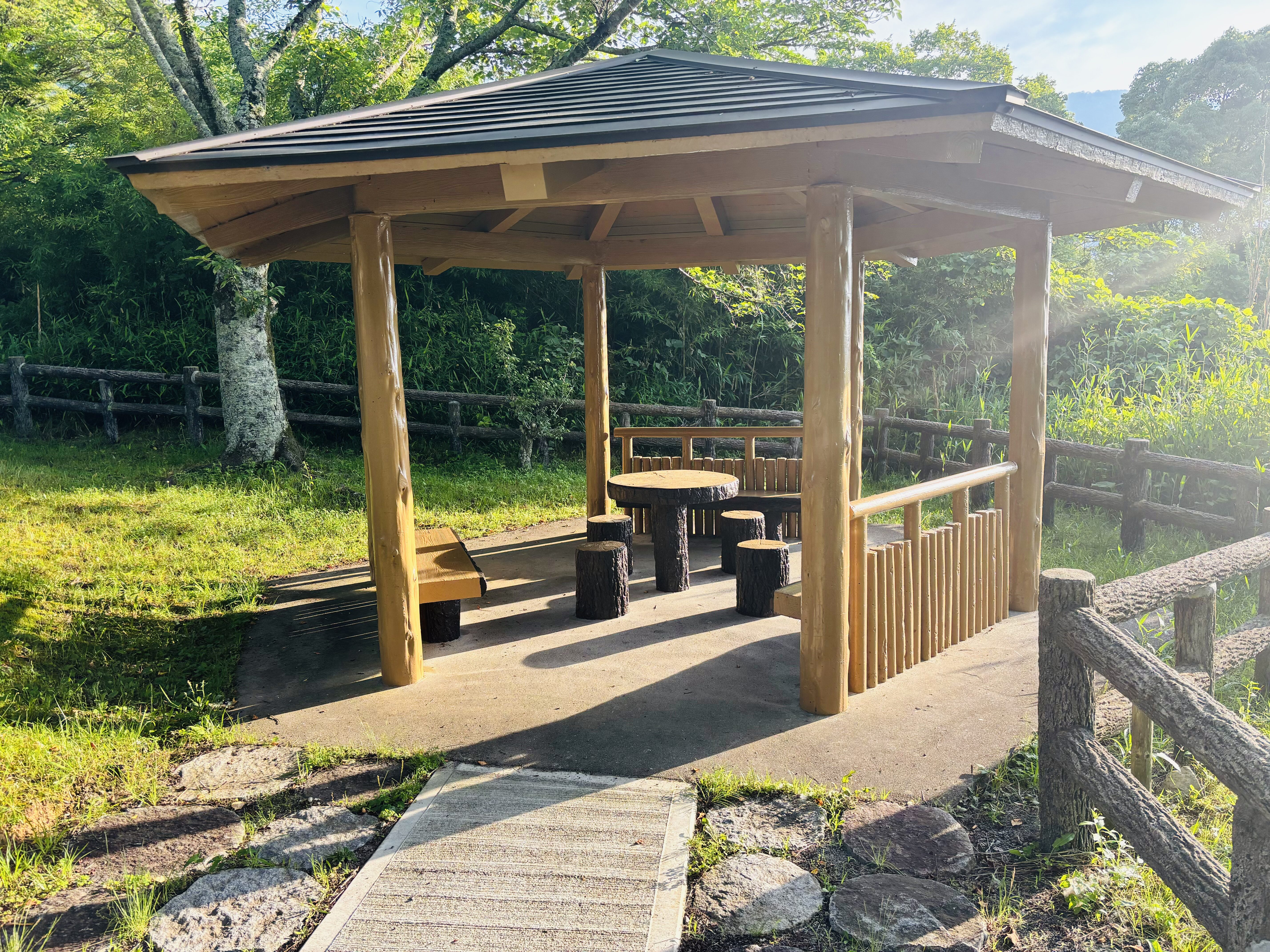 丸山公園内にある、ベンチです。日除けにもなるので、暑い日にはここで休憩するのもありです。